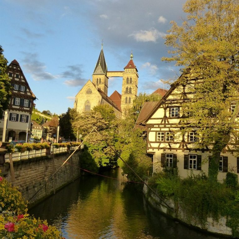 Idyllische Altstadt mit Fachwerkhäusern und Flusslauf in Baden-Württemberg – symbolisch für regionale Übersetzungsdienste Türkisch ⇔ Deutsch