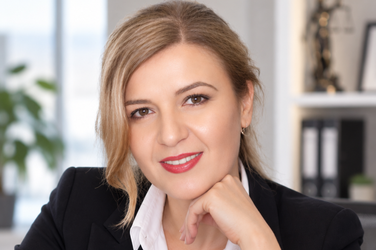 Türkçe-Almanca Yeminli Tercüme Eine Person präsentiert Ideen an einer Wand mit Haftnotizen, während andere zuhören.