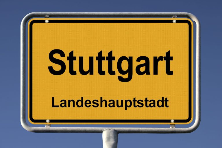 Gelbes Ortsschild mit der Aufschrift "Stuttgart - Landeshauptstadt".