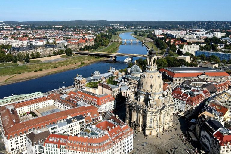 Luftaufnahme von Dresden mit der Elbe und historischen Gebäuden.
