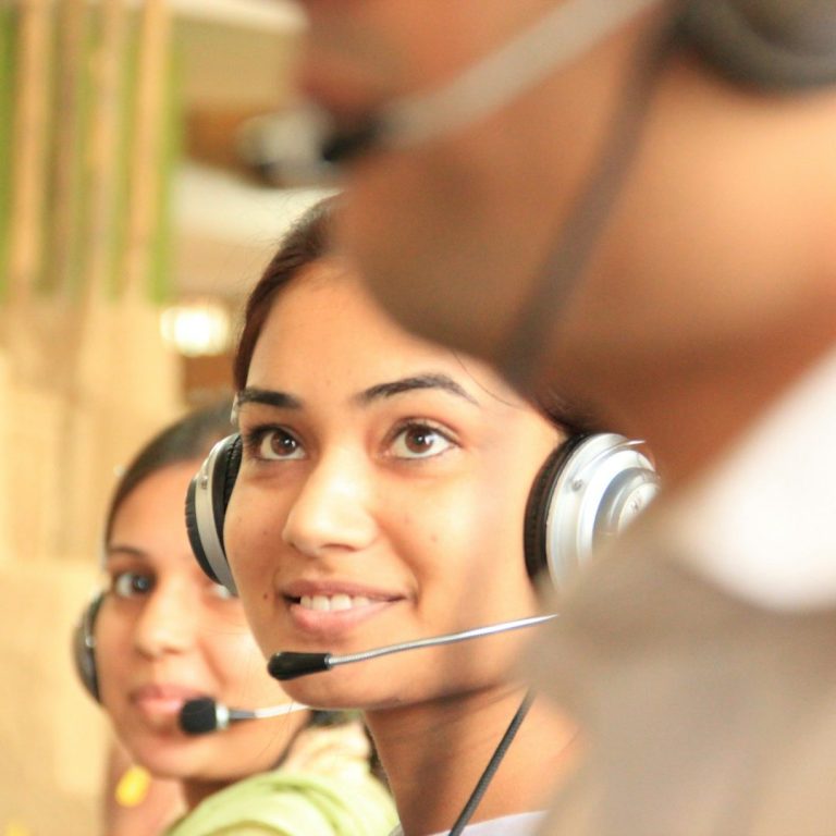 Beeidigter Türkisch Dolmetscher Vaihingen Lächelnde Frau mit Headset, bereit zur Unterstützung in einem Callcenter.