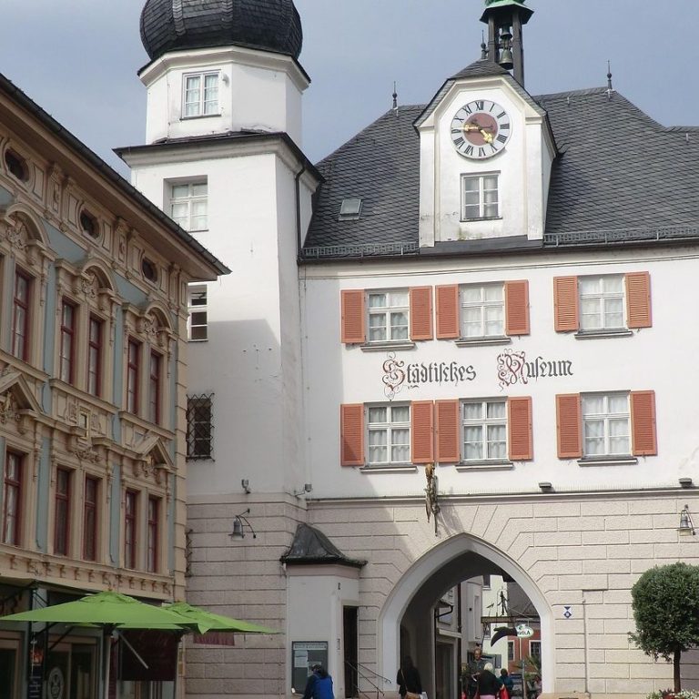 Stadttor mit Uhrturm und historischem Gebäude in Süddeutschland – zertifizierte Übersetzungen Türkisch ⇔ Deutsch direkt vor Ort