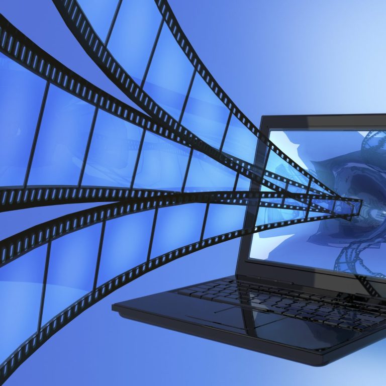 Laptop mit Filmstreifen, der auf den Bildschirm zurollt.