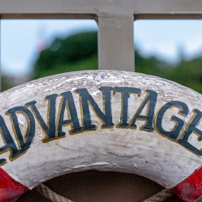 Rettungsring mit der Aufschrift "Advantage" in rot und weiß.