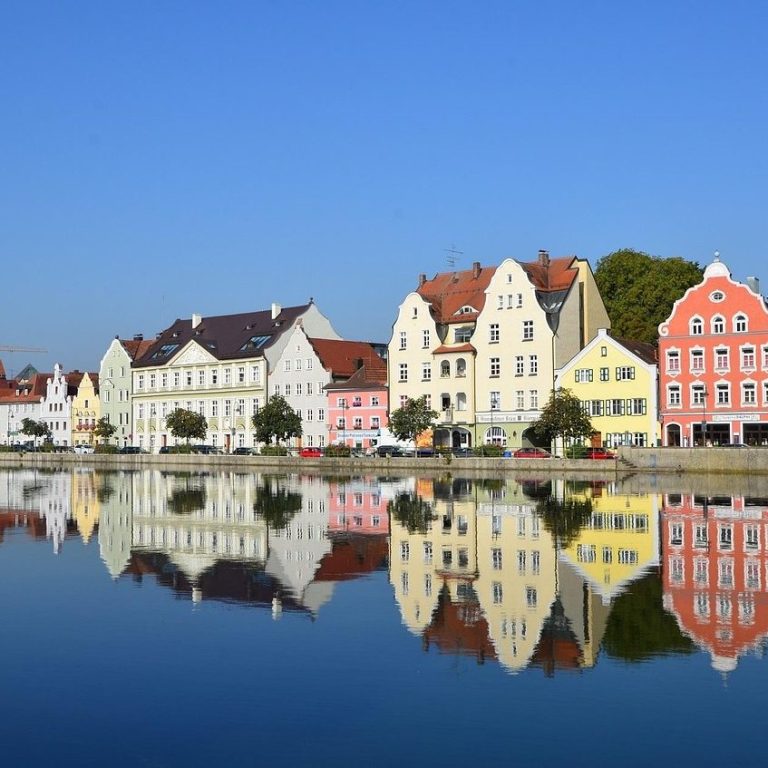 Altstadt am Wasser mit Spiegelung – ideal für beglaubigte Übersetzungen Türkisch ⇔ Deutsch in Bayern