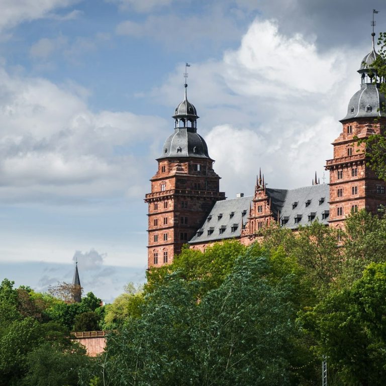 Blick auf ein historisches Schloss in Aschaffenburg – Beeidigte Türkisch ⇔ Deutsch Übersetzungen für Bayern