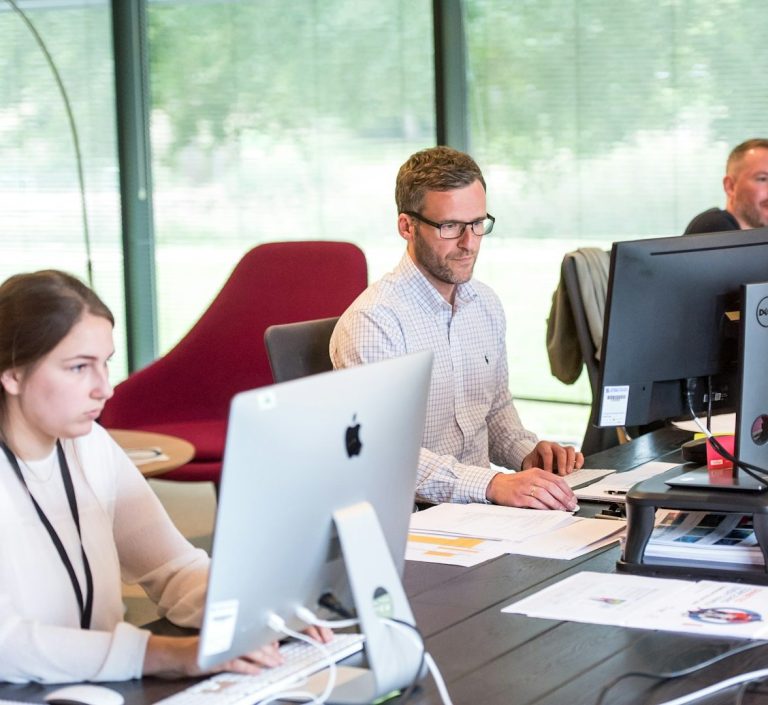 Übersetzerteam arbeitet konzentriert am Computer – Symbolbild für professionelle, digitale Türkisch–Deutsch Übersetzungsprojekte 