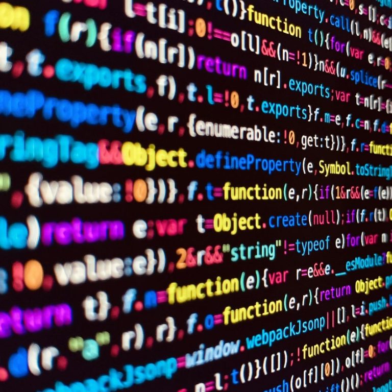 Fachübersetzung Türkisch Bunte Codezeilen auf schwarzem Hintergrund, typisch für Programmierumgebungen.