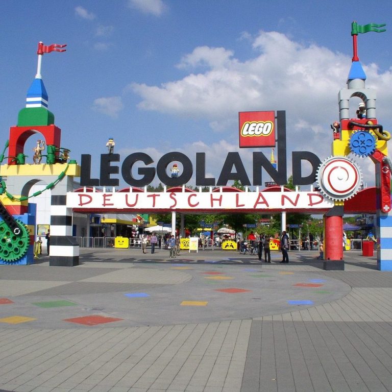 Eingang von LEGOLAND Deutschland – Familienfreundliche Umgebung für beglaubigte Übersetzungen Türkisch ⇔ Deutsch in Bayern