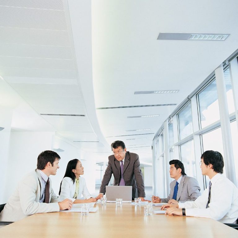Besprechung in einem modernen Konferenzraum mit mehreren Teilnehmern.