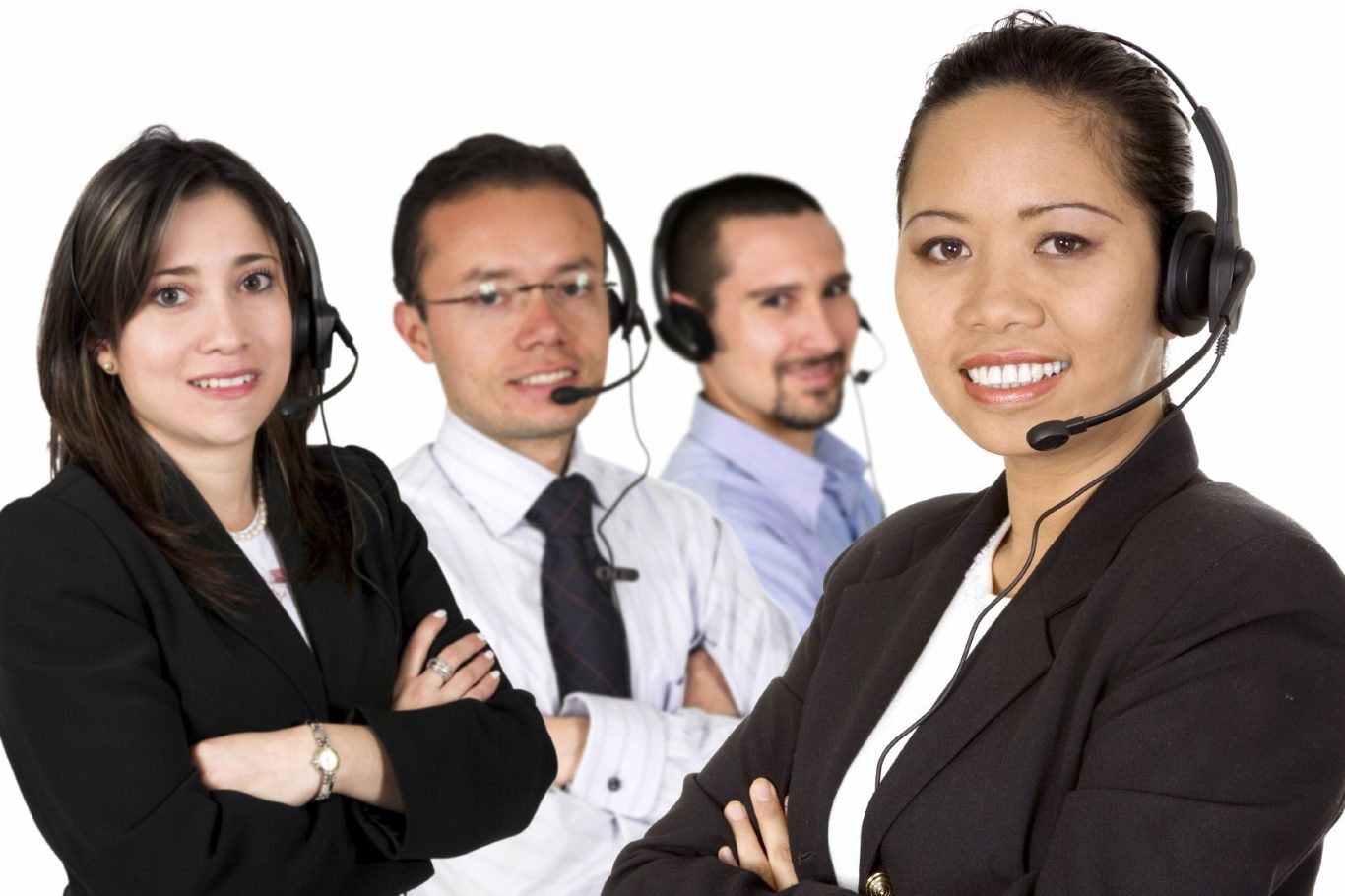 Vier Personen in professioneller Kleidung, alle mit Headsets, lächeln freundlich.