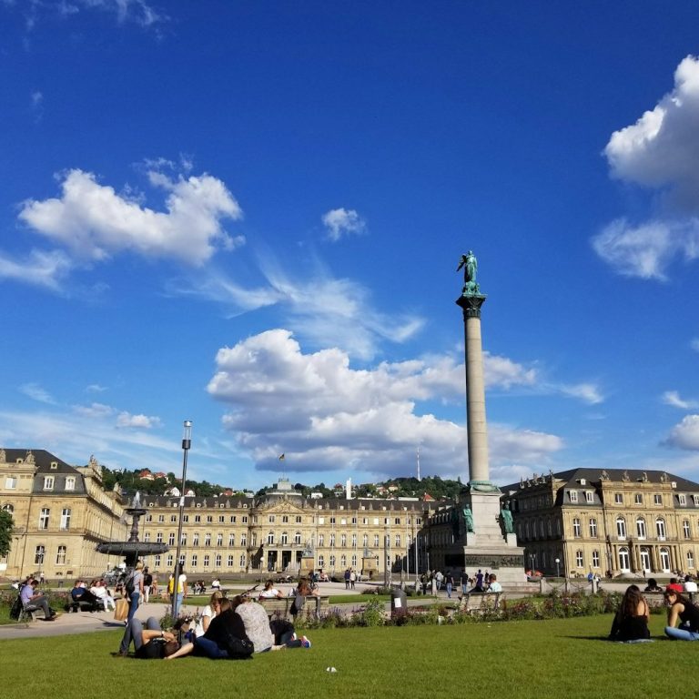 Schlossplatz Stuttgart mit Jubiläumssäule – Übersetzungsbüro Türkisch ⇔ Deutsch vor Ort