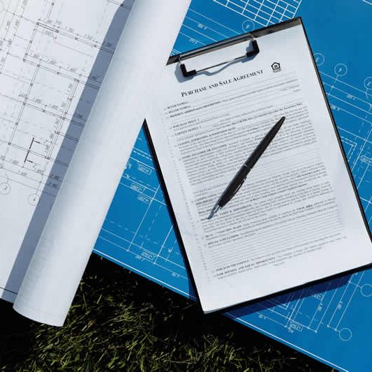 Symbolbild: Technische Fachübersetzungen Türkisch ⇔ Deutsch – technische Dokumente mit Präzision übersetzen Clipboard mit technischem Plan und Dokument auf blauem Hintergrund – Symbol für technische Fachübersetzungen Türkisch ⇔ Deutsch