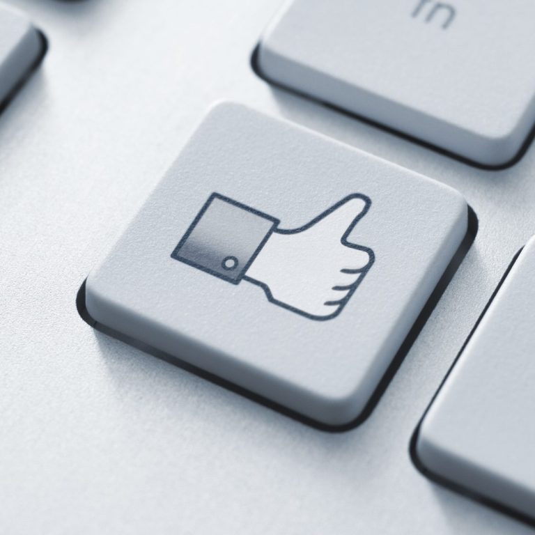 Daumen-hoch-Symbol auf einer Computertastatur.