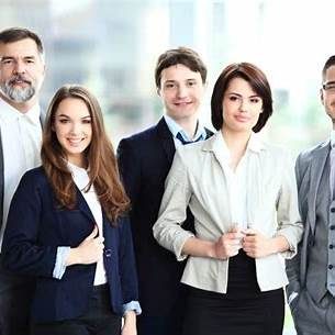 Unser Team – erfahrene Übersetzer und Dolmetscher Türkisch ⇔ Deutsch Professionelles Team im Büro – symbolisiert die engagierten Übersetzer und Dolmetscher Ihres Teams