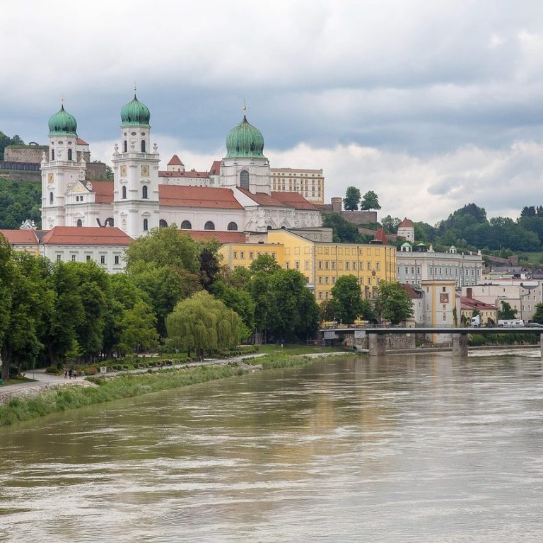 Altstadt von Passau mit Dom und Donauufer – beglaubigte Übersetzungen Türkisch ⇔ Deutsch in Passau