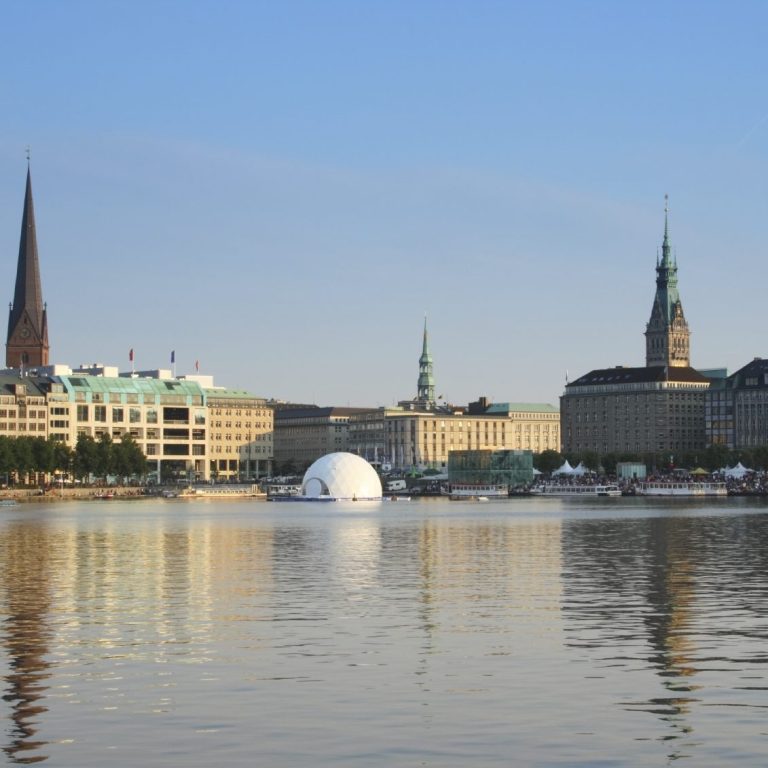 Blick auf die Hamburger Skyline mit historischen Gebäuden und der Binnenalster.