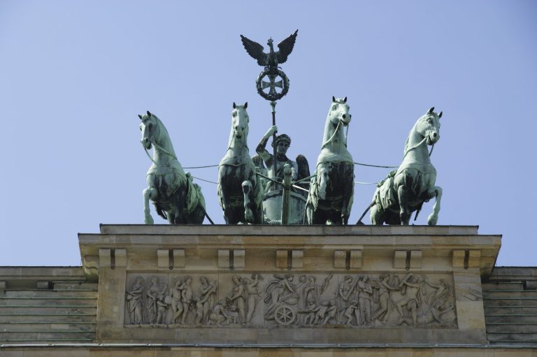 Quadriga auf dem Brandenburger Tor, mit einer Frau und vier Pferden.