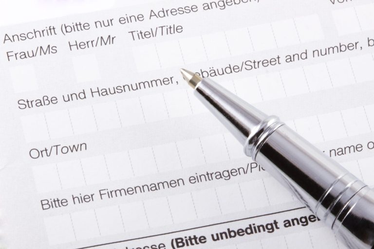 Stift und Formular mit Adressfeldern, einschließlich Straße und Stadt.