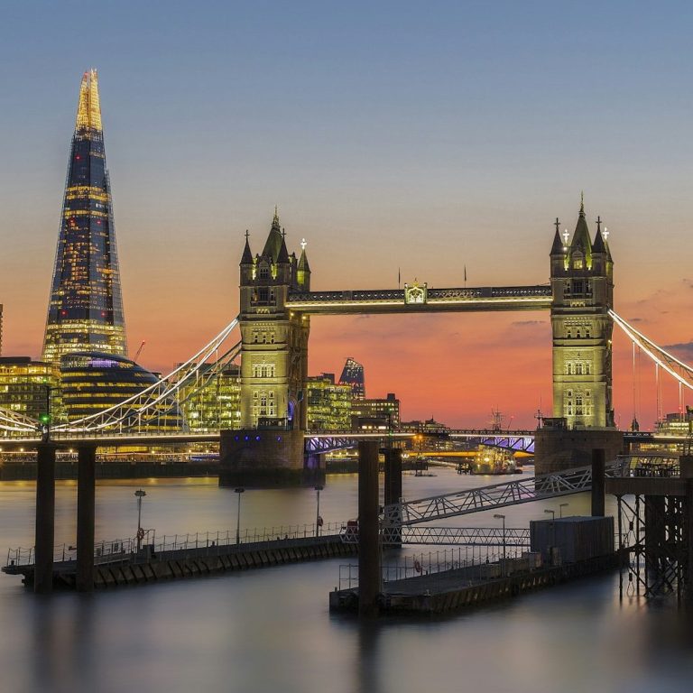 Die Tower Bridge bei Sonnenuntergang mit dem Shard im Hintergrund.