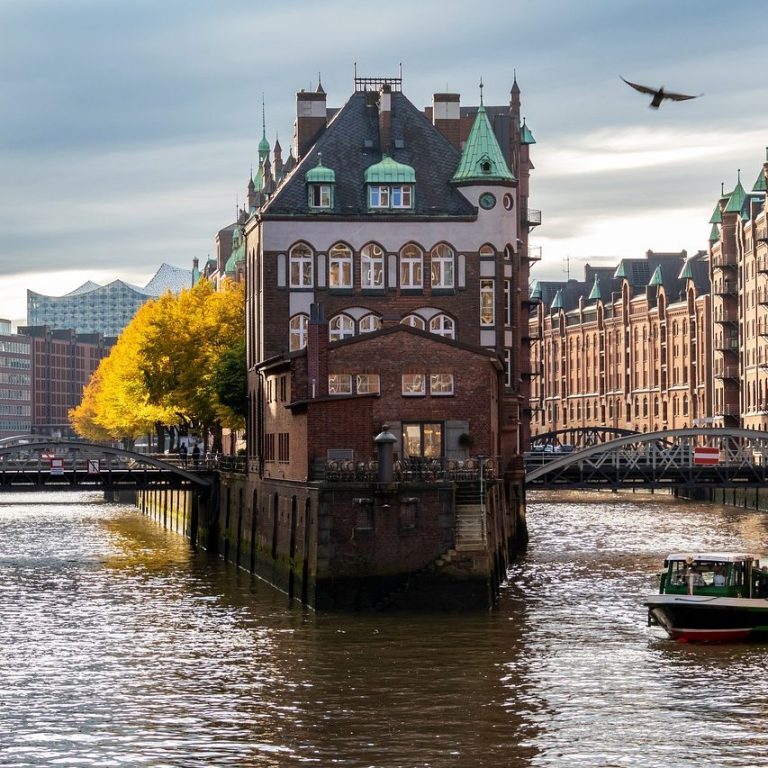 Speicherstadt in Hamburg bei Sonnenuntergang mit historischer Architektur– Übersetzungsbüro für beglaubigte Türkisch ⇔ Deutsch Übersetzungen