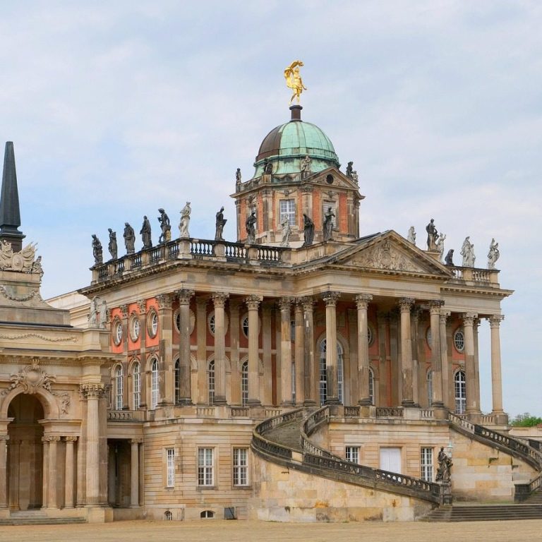 Historisches Gebäude in Potsdam mit barocker Architektur und Kuppel – Sitz kultureller Institutionen in Brandenburg