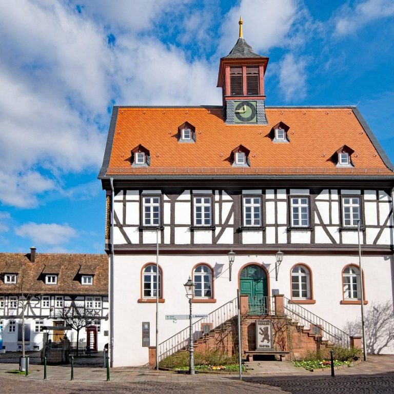 Traditionelles Dreigiebelhaus mit Fachwerk in einer historischen Altstadt in Bad Vilbel – ideal für lokale beglaubigte Übersetzungen 