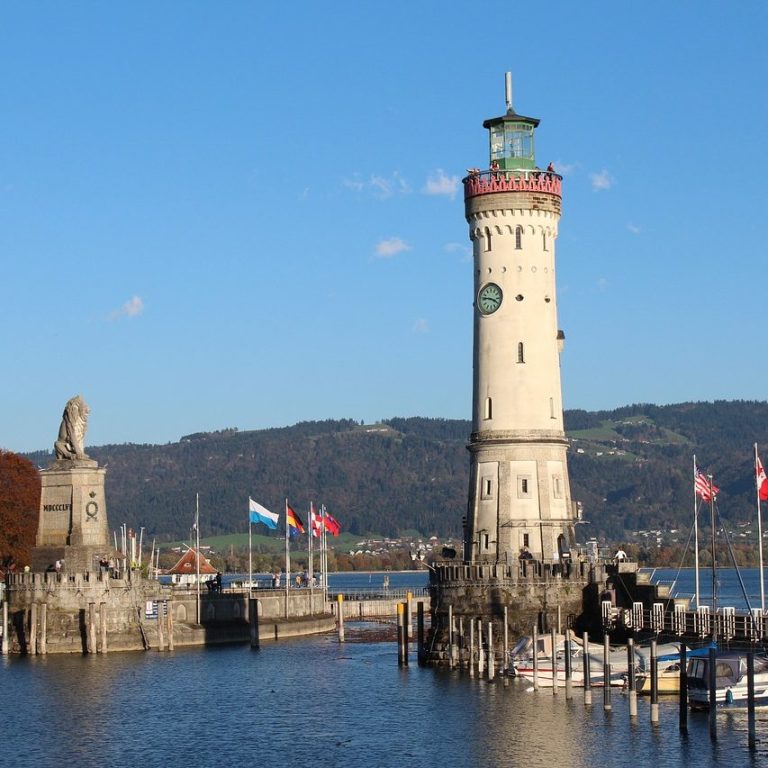 Hafen Lindau mit Leuchtturm und Löwenstatue am Bodensee – zertifizierte Übersetzungen Türkisch ⇔ Deutsch direkt in Lindau.