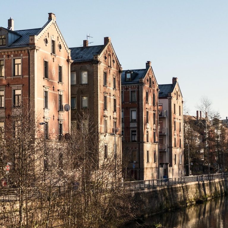 Historische Ziegelgebäude neben einem Kanal bei klarem Wetter in Fürth