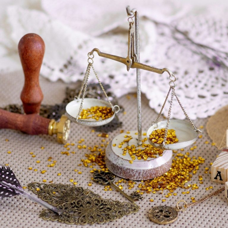 Dekorative Waage  und Siegel – Symbolbild für rechtssichere, hochwertige Türkisch–Deutsch Übersetzungen mit offizieller Anerkennung