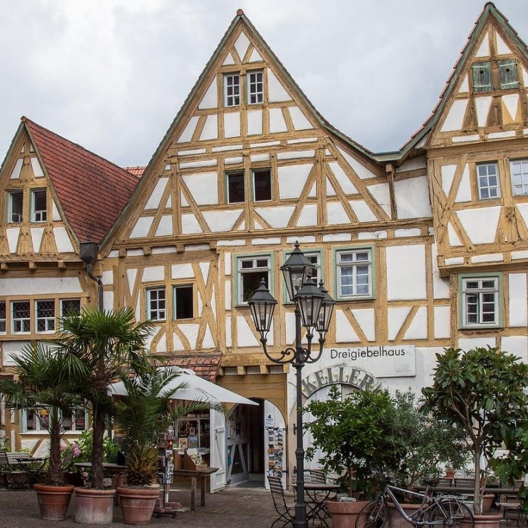 Traditionelles Dreigiebelhaus mit Fachwerk in einer historischen Altstadt in Besigheim – ideal für lokale beglaubigte Übersetzungen 