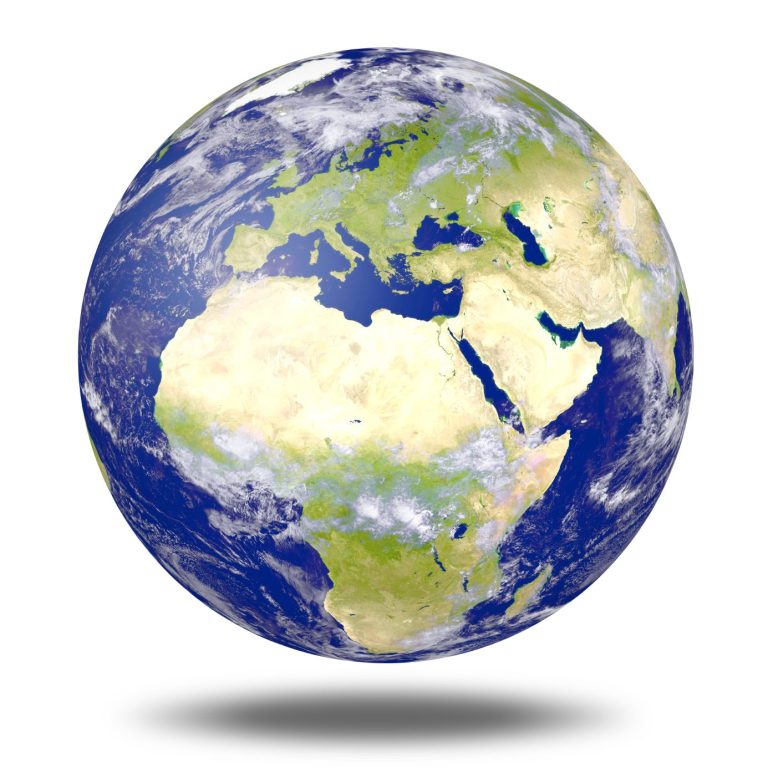 Globus mit den Kontinenten Afrika, Europa und Asien, umgeben von Wolken.