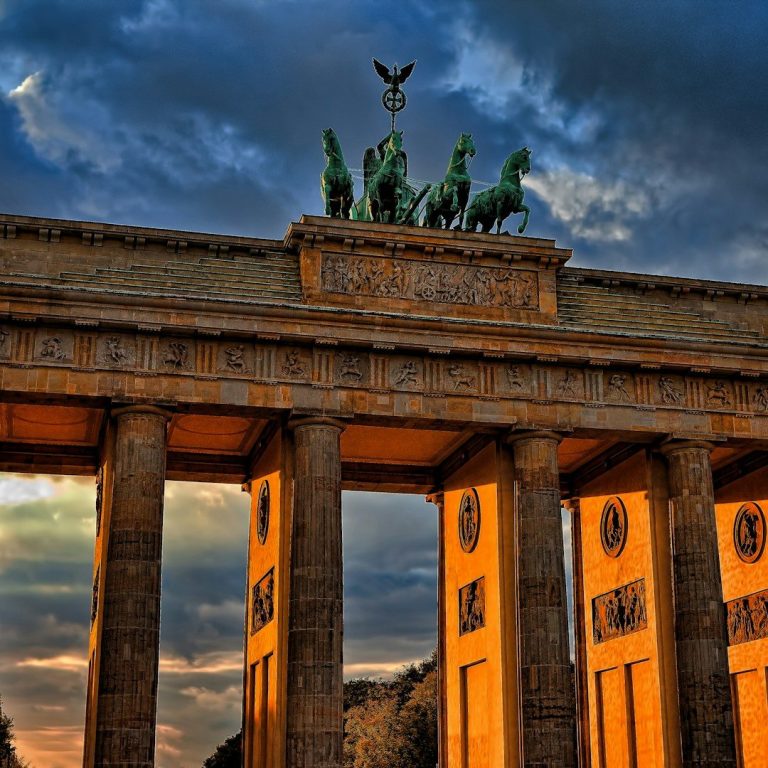 Das Brandenburger Tor bei Sonnenuntergang, mit der Quadriga auf dem Dach.