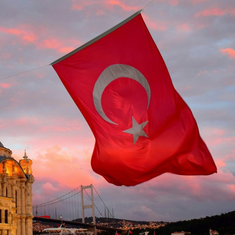 Türkische Flagge weht über dem Bosporus – Übersetzungsbüro Bozkurt-Babur mit Verbindung zur Türkei