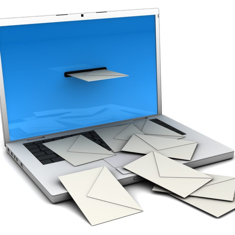 Laptop mit Briefumschlägen, die aus dem Bildschirm herauskommen.