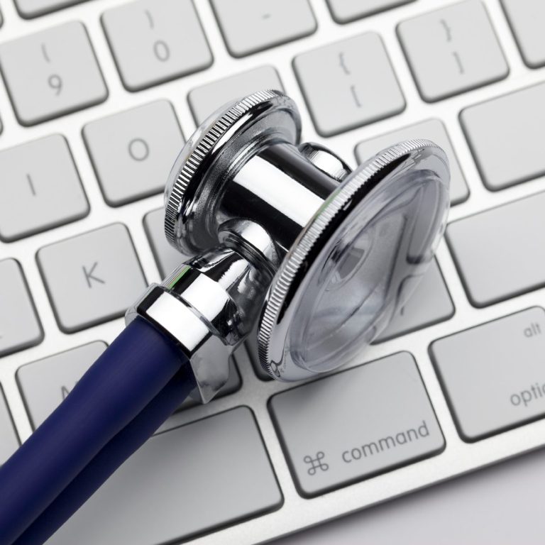  Ein Stethoskop liegt auf einer Computer-Tastatur.