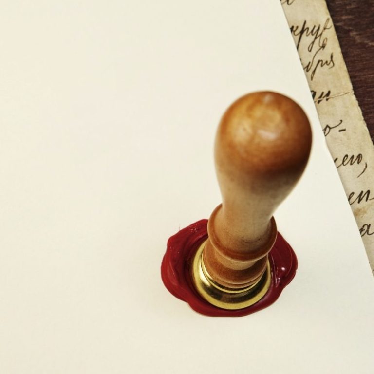 Siegelstempel auf einem leeren, beschrifteten Briefpapier.