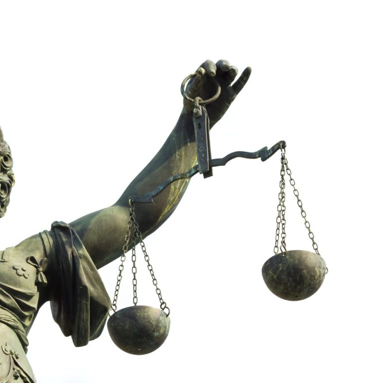 Statue der Justitia mit Waage und Schlüsseln, symbolisiert Gerechtigkeit.