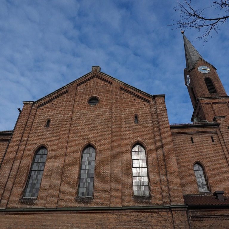 Historische Backsteinkirche mit Uhrturm – beglaubigte Übersetzung Türkisch ⇔ Deutsch für Kirchenbücher und Urkunden