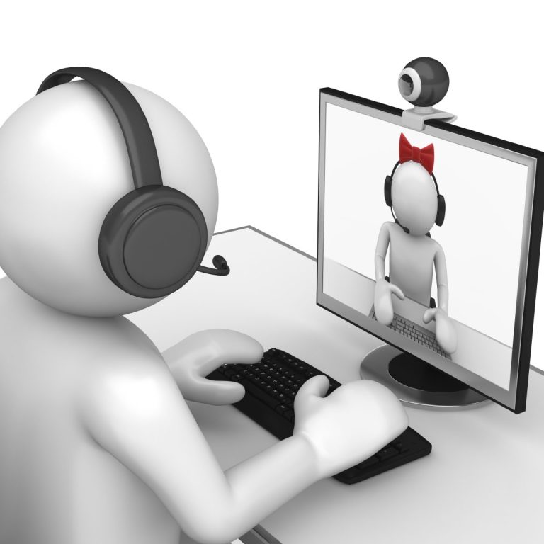 Person mit Headset vor einem Computer, der eine Figur mit einer roten Schleife zeigt.