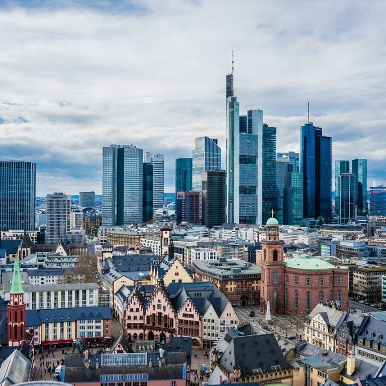 Frankfurt Skyline mit Römerberg – Beglaubigte Übersetzung Türkisch ⇔ Deutsch für Unternehmen, Banken und Privatpersonen