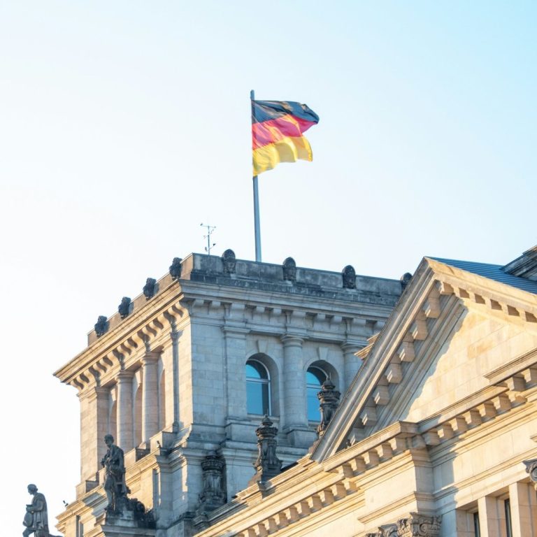 Flagge Deutschlands weht über dem Reichstagsgebäude in Berlin.
