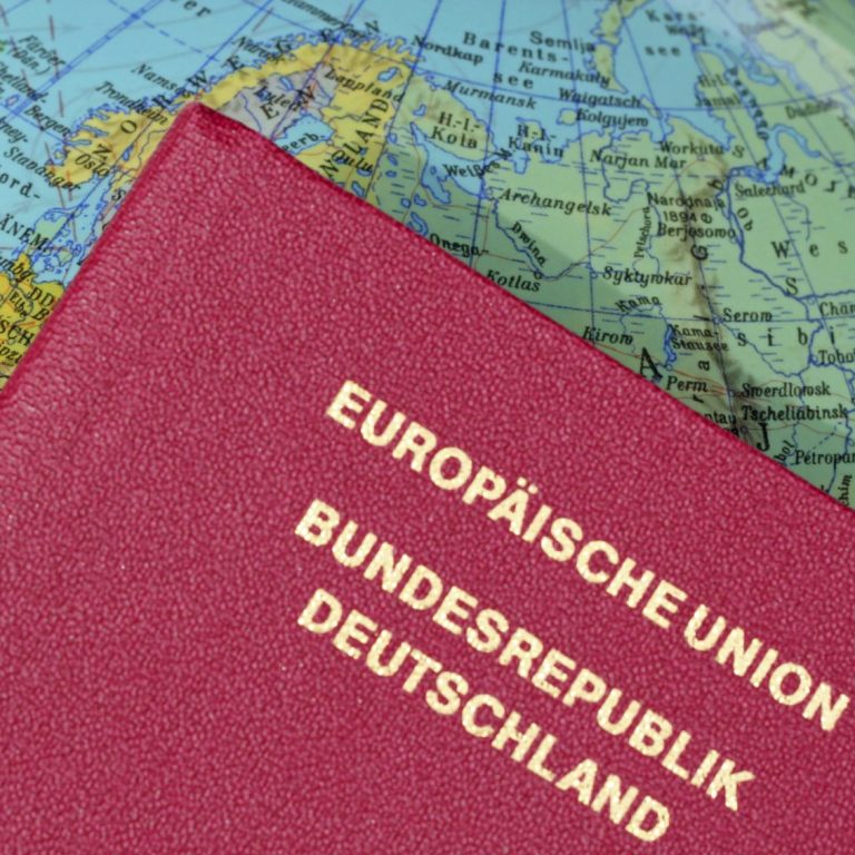 Deutscher Reisepass mit Aufdruck „Europäische Union Bundesrepublik Deutschland“ und Globus.