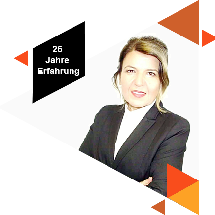 Frau in Blazer, lächelt, mit Text "26 Jahre Erfahrung" im Hintergrund.