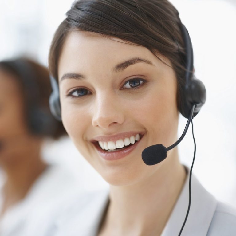 Lächelnde Frau mit Headset, die am Telefon für Kundenservice bereitsteht.