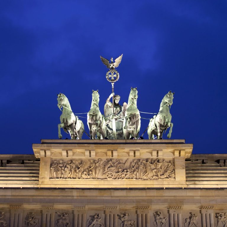 Der Quadriga auf dem Brandenburger Tor vor einem blauen Abendhimmel.