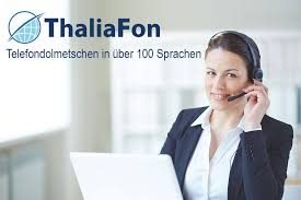 Frau am Telefon mit Headset, Hintergrund mit ThaliaFon und mehrsprachigen Dienstleistungen.