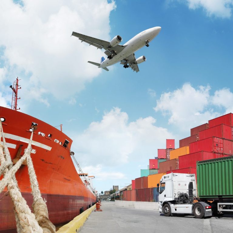 Flugzeug über einem Hafen mit Containerschiffen und Lkw.
