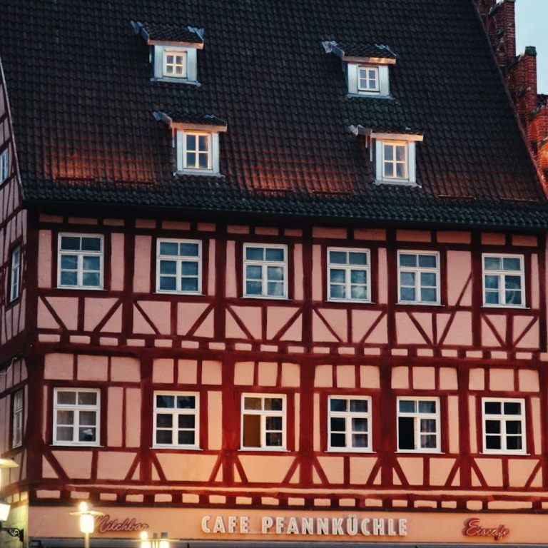 Traditionelles Fachwerkhaus mit dem Café Pfannkuchle – Übersetzungsservice Türkisch ⇔ Deutsch in historischen Altstädten.