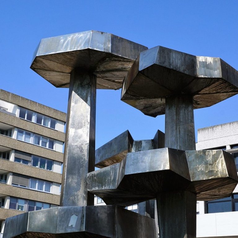 Brunnen vor dem Finanzamt Pforzheim – zuverlässige Übersetzung Türkisch ⇔ Deutsch
